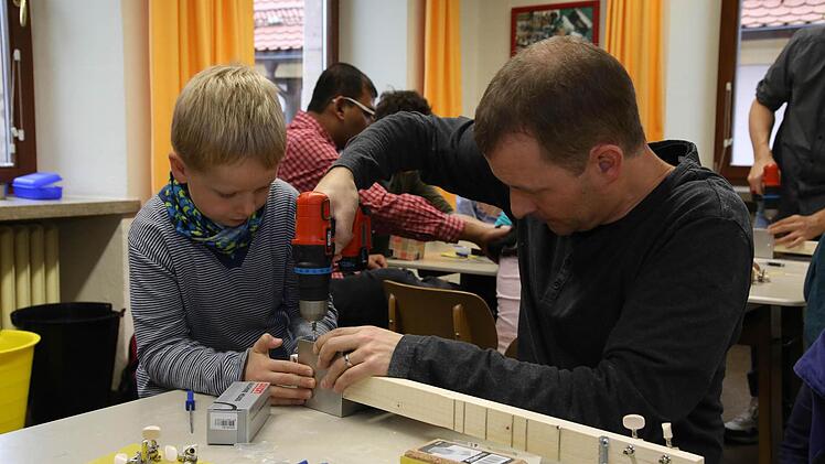 Selbst kleine Kinder bekamen mit etwas Hilfe ein Canjo zusammen. Foto: Andreas Brandl