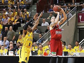Daniel Theis kommt völlig frei zum Wurf, weil der Ludwigsburger Kerron Johnson (l.) zu weit vom Bamberger Nationalspieler entfernt ist. Fotos: Daniel Löb