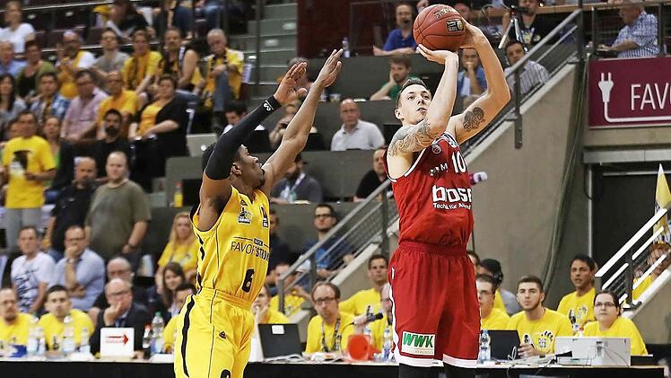 Daniel Theis kommt völlig frei zum Wurf, weil der Ludwigsburger Kerron Johnson (l.) zu weit vom Bamberger Nationalspieler entfernt ist. Fotos: Daniel Löb