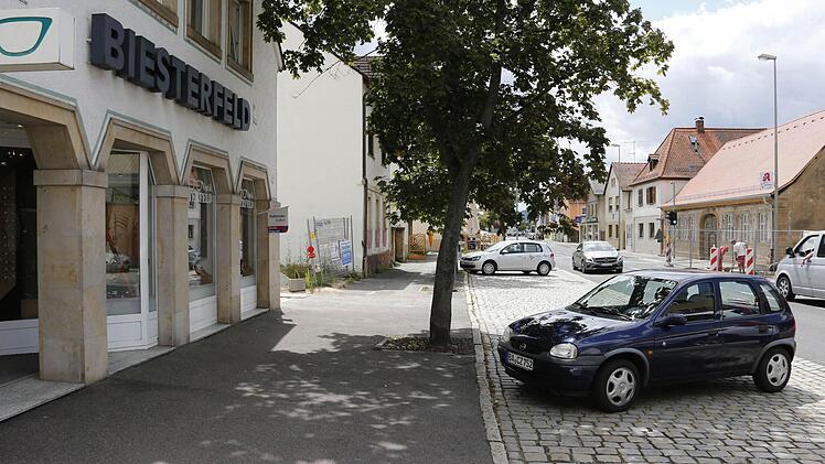 Gegenüber von Apotheke und Marktscheune, der Optiker Foto: Matthias Hoch