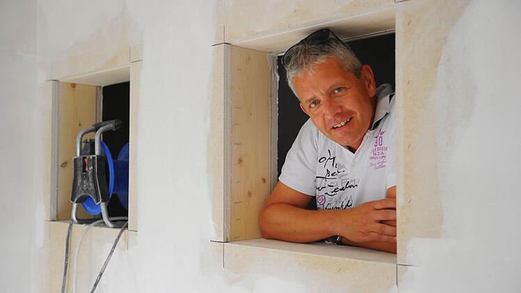 Hausarzt Stephan Stoll wird nach Burkardroth zurückkehren. Den Neubau hat er sich schon genau angesehen. Foto: Kathrin Kupka-Hahn