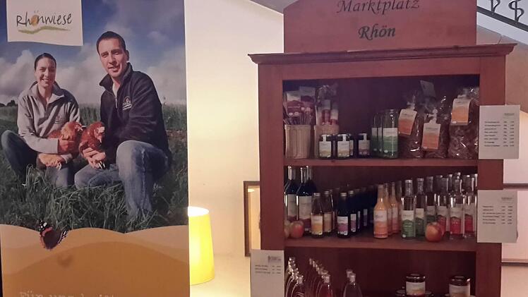 Mit sogenannten Regionalregalen weist die Dachmarke Rhön im örtlichen Einzelhandel auf ihre Produktpalette hin. Foto: Rolf Pralle