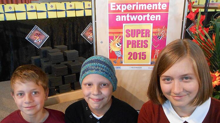 In gespannter Erwartung auf den "Superpreis": Philipp Bauer, Anton Brand und Barbara Kufer vom Hammelburger Frobenius-Gymnasium im Ehrensaal des Deutschen Museums in München.  Foto: Doris Bauer