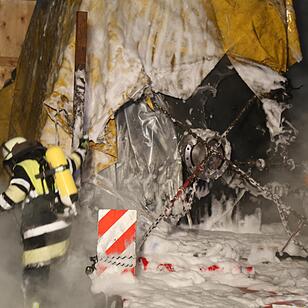 Schwertransport fängt auf A9 Feuer