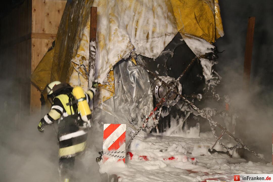 Schwertransport fängt auf A9 Feuer