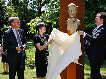 OB Starke, Regierungspräsidentin Heidrun Piwernetz und Bürgermeister Christian Lange enthüllen die Stauffenberg-Büste.  Foto: Matthias Hoch