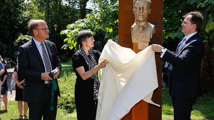 OB Starke, Regierungspräsidentin Heidrun Piwernetz und Bürgermeister Christian Lange enthüllen die Stauffenberg-Büste.  Foto: Matthias Hoch
