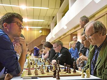 Der Erlanger Alexander Hilverda (li.) gewann die 15. Forchheim-Open knapp vor Eckhard Schmittdiel (re.) und triumphierte damit zum zweiten Mal nach 2014.  Fotos: SC