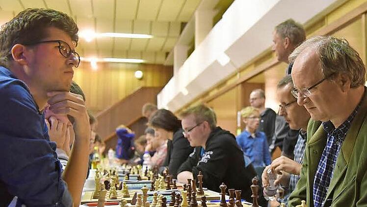 Der Erlanger Alexander Hilverda (li.) gewann die 15. Forchheim-Open knapp vor Eckhard Schmittdiel (re.) und triumphierte damit zum zweiten Mal nach 2014.  Fotos: SC