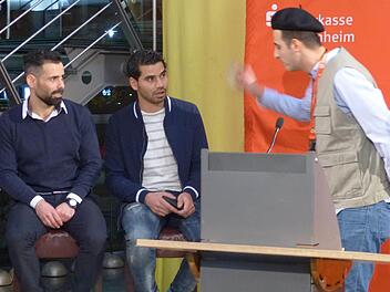Mohamad, Nur und Aatef führten bei der Verleihung des Bürgerpreises einen Sketch auf. Foto: Pauline Lindner