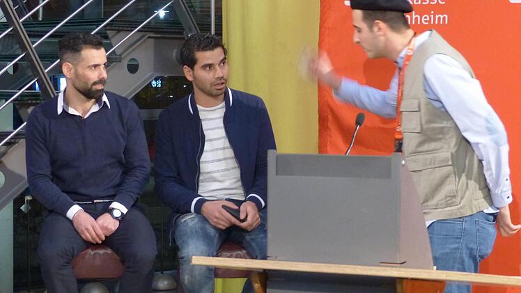 Mohamad, Nur und Aatef führten bei der Verleihung des Bürgerpreises einen Sketch auf. Foto: Pauline Lindner