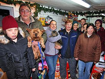 Zahlreiche Tierfreunde kamen zur Tierbescherung ins Tierheim Wannigsmühle. Sie lieferten ihre Futtermittel- und anderen Spenden in der Futterkammer ab, die sich im Laufe des Nachmittags immer mehr füllte. Unser Foto zeigt Tierheimleiterin Ursula Böhm (Bildmitte) mit einigen der zahlreichen Spender  Foto: Dieter Britz