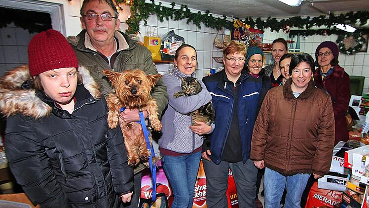 Zahlreiche Tierfreunde kamen zur Tierbescherung ins Tierheim Wannigsmühle. Sie lieferten ihre Futtermittel- und anderen Spenden in der Futterkammer ab, die sich im Laufe des Nachmittags immer mehr füllte. Unser Foto zeigt Tierheimleiterin Ursula Böhm (Bildmitte) mit einigen der zahlreichen Spender  Foto: Dieter Britz