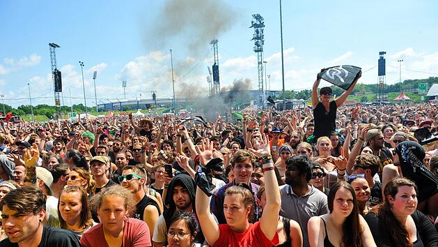 Die Besucher an der Zeppelinb&uuml;hne bei Rock im Park 2016. In diesem Jahr wurde das Sicherheitskonzept noch einmal versch&auml;rft. Foto: Matthias Merz