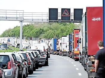 Freie Fahrt für Rettungskräfte: Durch die Gasse kommen Helfer schnell zur Unfallstelle. Foto: Peter Steffen, dpa