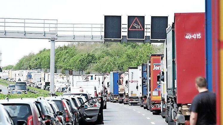 Freie Fahrt für Rettungskräfte: Durch die Gasse kommen Helfer schnell zur Unfallstelle. Foto: Peter Steffen, dpa