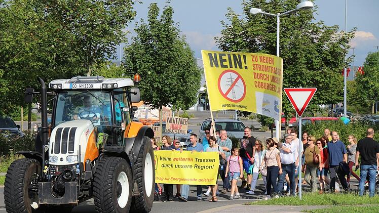 Mit Traktoren und zu Fuß hatten sich Bürger aus Stadt und Landkreis Coburg auf den Weg zur Lauterer Höhe gemacht. Hier der Zug aus Dörfles Esbach.