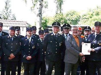Ehrung für 40 und 25 Jahre freiwilligen Dienst in der Feuerwehr Ahlstadt. Das Bild zeigt die angetretenen Kameraden zusammen mit (von rechts nach links) Bürgermeister Bernd Höfer, Rainer Flohr, Harald Grosch, Manfred Brückner, Landrat Michael Busch, Stefan Püls und Bernd Dreßel. Foto: karin Günther