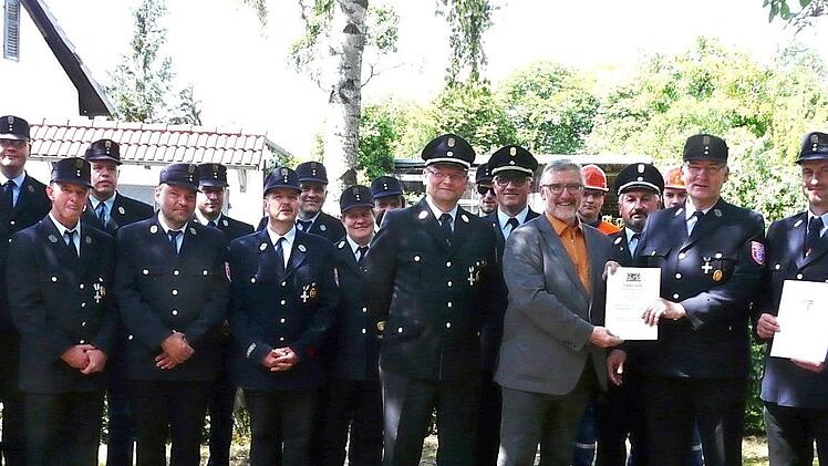 Ehrung für 40 und 25 Jahre freiwilligen Dienst in der Feuerwehr Ahlstadt. Das Bild zeigt die angetretenen Kameraden zusammen mit (von rechts nach links) Bürgermeister Bernd Höfer, Rainer Flohr, Harald Grosch, Manfred Brückner, Landrat Michael Busch, Stefan Püls und Bernd Dreßel. Foto: karin Günther
