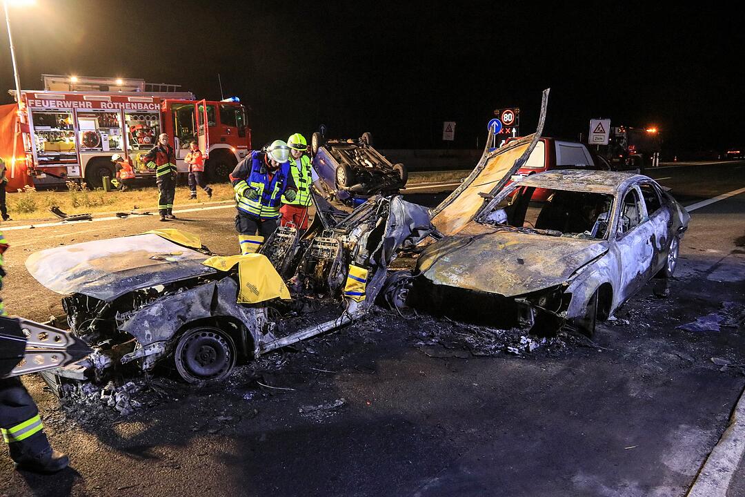 Zwei Tote, vier Schwerverletzte bei Unfall auf A3