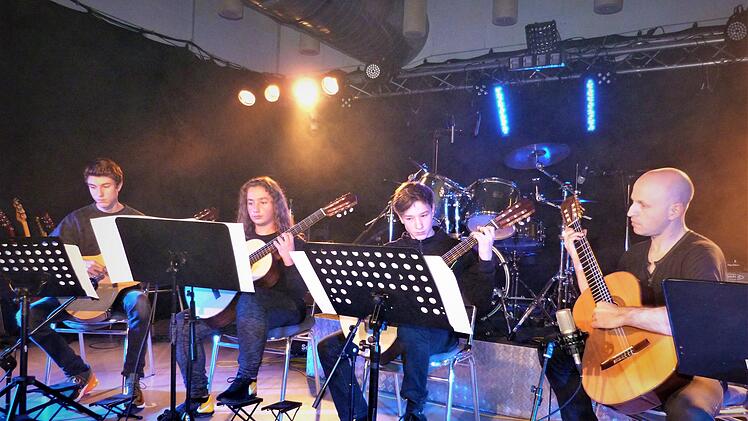 Gitarrenquartett mit (von links) Fabian Hodel, Benjamin Weiß, Tim Ziebis und Sebastian Hümmer. Foto: Werner Reißaus