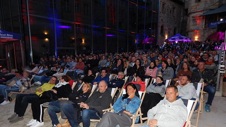Bei der Premiere der Open-Air-Kinosommers im Unteren Thurnauer Schlosshof blieb kein Stuhl frei. Foto: Horst Wunner