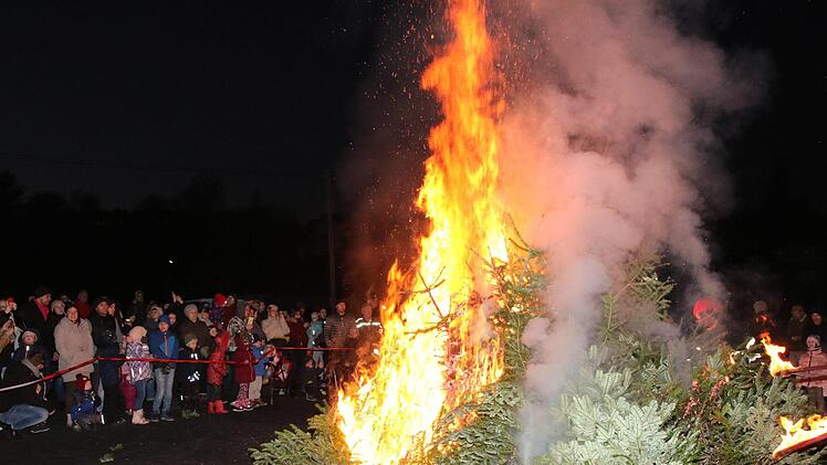 Lichterloh brannten beim Wüstenahorner Knutfest die Christbäume. Foto: Desombre