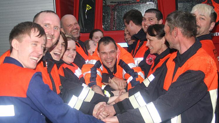 Sie lassen ihren Ausbilder Martin Müller (Mitte) nach bestandener Leistungsprüfung hochleben, die Feuerwehrler aus Hausen und Kleinbrach.  Fotos: Bernd Czelustek
