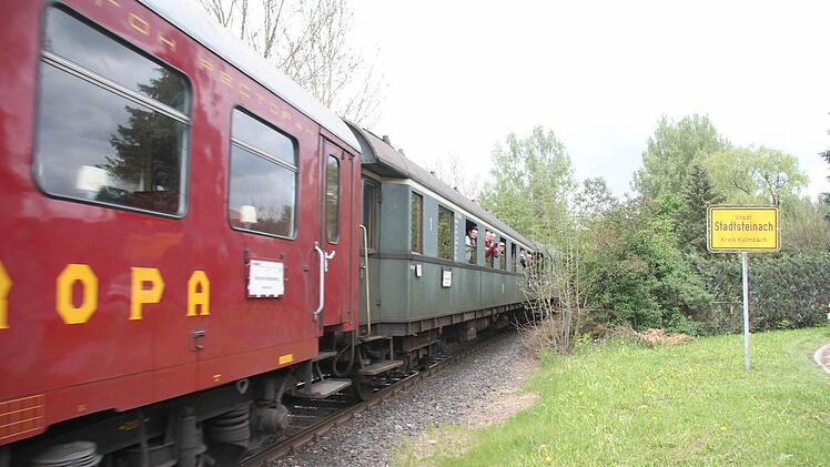 Die Gäste der Dampfloksonderfahrt nutzten die Gelegenheit, die selten befahrene Strecke in Videos festzuhalten und fotografierten in Stadtsteinach aus dem Fenster .