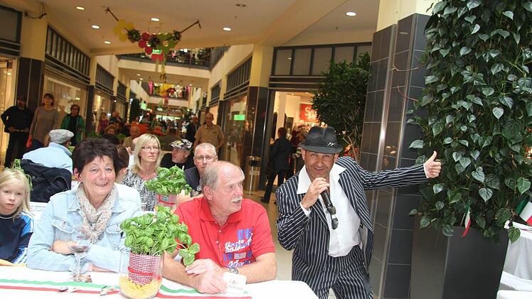 Von 15 Uhr bis 22 Uhr verwandelte sich das Einkaufszentrum in eine italienische Piazza.