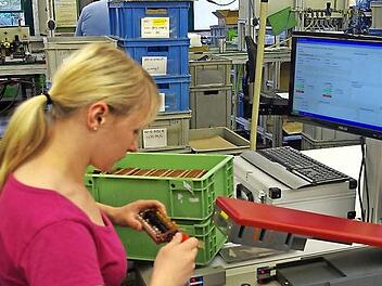 Die Sicherung der Teilequalität wird bei "B &S" großgeschrieben: Julia Löffler bei der Endkontrolle der Drehschalter.  Fotos: Heike Schülein