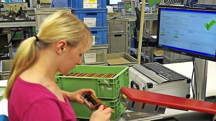 Die Sicherung der Teilequalität wird bei "B &S" großgeschrieben: Julia Löffler bei der Endkontrolle der Drehschalter.  Fotos: Heike Schülein