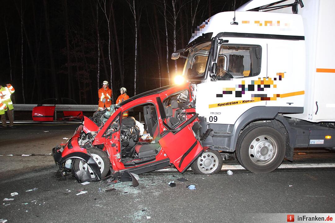 Lkw kracht auf A6 bei Nürnberg auf Stauende