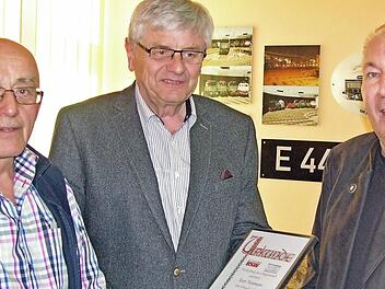 Vorsitzender Dieter Ferlau (rechts) und Ehrenvorsitzender Horst Ambos dankten Kurt Neumann für seine Treue zur BSW-Gemeinschaft E44 119.  Foto: Klaus Oelzner