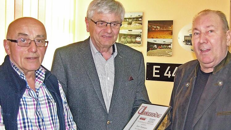 Vorsitzender Dieter Ferlau (rechts) und Ehrenvorsitzender Horst Ambos dankten Kurt Neumann für seine Treue zur BSW-Gemeinschaft E44 119.  Foto: Klaus Oelzner