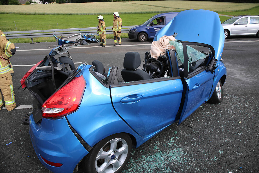 A9 im Kreis Bayreuth: Auto wird unter Lkw geschoben