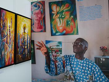 Beispiele für die farbenfrohe Kunst aus Thiès, die Claude Diene geschaffen hat. Fotos: Marion Krüger-Hundrup