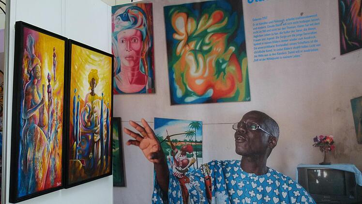 Beispiele für die farbenfrohe Kunst aus Thiès, die Claude Diene geschaffen hat. Fotos: Marion Krüger-Hundrup