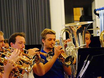 Stephan Schilcher (2. von rechts) mit seinem Flügelhorn in der Brass-Band. Foto: Gerd Schaar