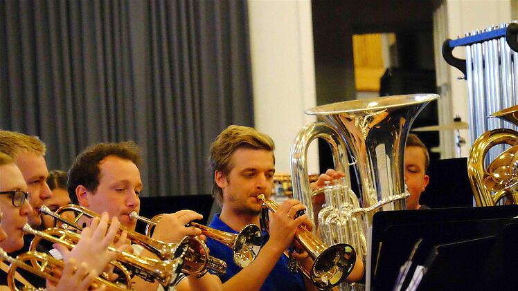Stephan Schilcher (2. von rechts) mit seinem Flügelhorn in der Brass-Band. Foto: Gerd Schaar