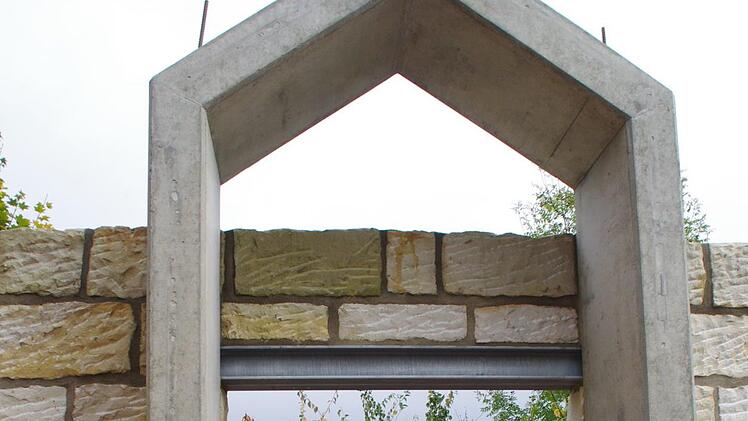 An der Kapelle auf dem Kronacher LGS-Gelände wird gebaut. Foto: Marco Meißner