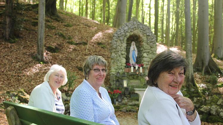 Schöne Tradition: Während der Kräuterwanderung zünden die Dienstagsstammtisch-Damen an der Maria-hilf-Grotte ein Kerzchen an. Unser Bild zeigt Gerlinde Trunk, Christel Fabian und Maria Neumann vor der Grotte im Wald, die ein Soldat und seine Freunde einst aus Dankbarkeit über die Heimkehr aus dem Krieg errichteten.