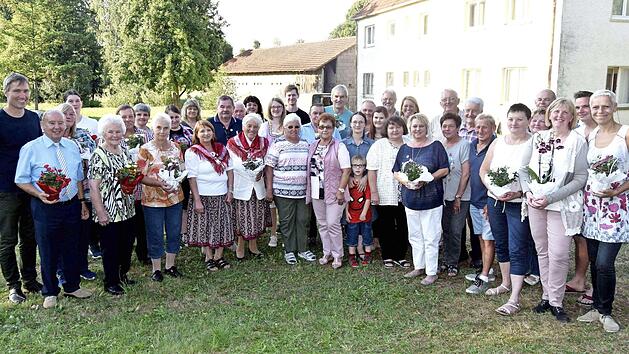 Drei Dutzend Mitglieder wurden geehrt, von rechts: Alexandra Strauch, Carola Zeis, links: Michael Stromer. Foto: Andreas Welz