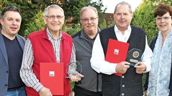 Der SPD-Ortsverein zeichnete Urgesteine der Partei mit Ehrenurkunden aus (von links): Kreisvorsitzender Carsten Höllein, Friedhelm Gertz, Martin Rebhan, Jochen Witter und MdL a. D. Susann Biedefeld. Foto: Desombre