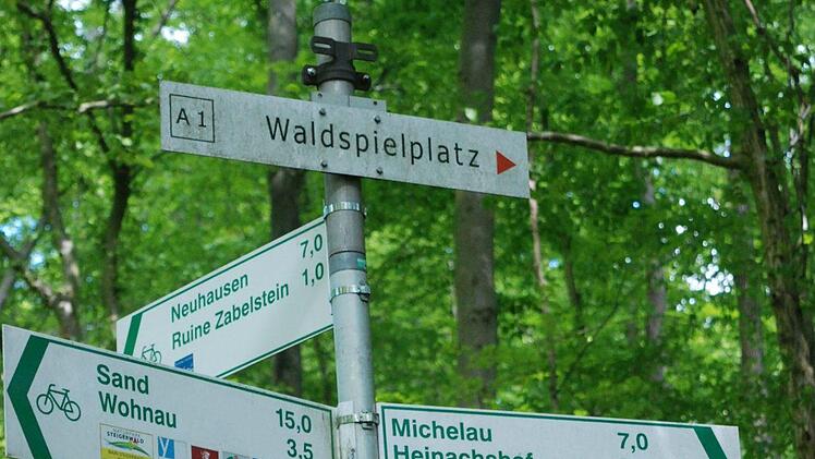 Bei so vielen Wegen im Steigerwald hat der Wanderer die Qual der Wahl schon vor dem ersten Schritt. gf