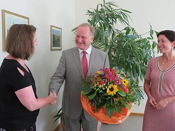 Blumen und Glückwünsche gab es für die neue Leitende Apothekerin Claudia Kormann (links) von Richard Eichelsdörfer und Katja Bittner (rechts), Vorstand der Gesundheitseinrichtung des Bezirks Oberfranken.