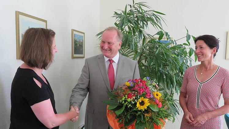 Blumen und Glückwünsche gab es für die neue Leitende Apothekerin Claudia Kormann (links) von Richard Eichelsdörfer und Katja Bittner (rechts), Vorstand der Gesundheitseinrichtung des Bezirks Oberfranken.