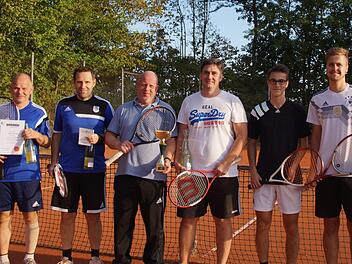 Sie belegten die Spitzenpl&auml;tze beim Doppelturnier (von links):   G&uuml;nter Scheuring,  Walter Fleischmann, Klaus G&ouml;rlinger, Christian Kiesel, Vitus Mangold und Jonas Gl&uuml;ckert. Foto: Simona Rose
