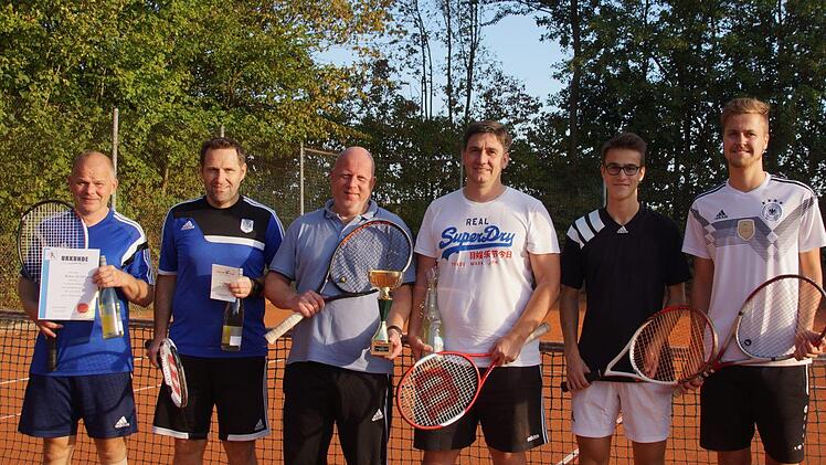 Sie belegten die Spitzenpl&auml;tze beim Doppelturnier (von links):   G&uuml;nter Scheuring,  Walter Fleischmann, Klaus G&ouml;rlinger, Christian Kiesel, Vitus Mangold und Jonas Gl&uuml;ckert. Foto: Simona Rose