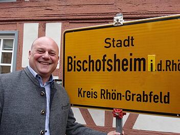 Geschafft: Bischofsheim ist jetzt in der Rhön. Bürgermeister Seiffert  strahlt vor Begeisterung über diese Namensänderung. Foto: Marion Eckert